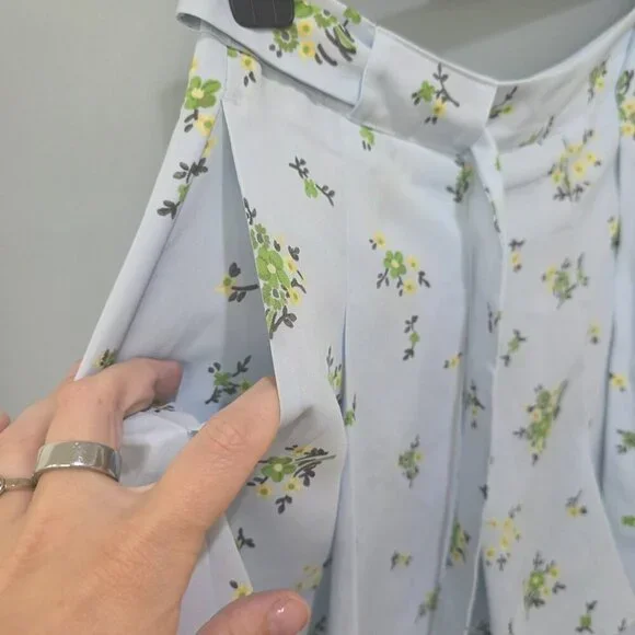 Sunday Best Women’s Blue Floral Pleated Tie Waist Shorts – Size 8 – Lightweight - Picture 5 of 8